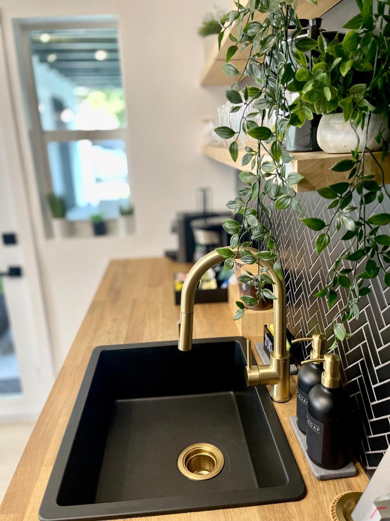 Casamia Only 10 Min To Wynwood With New Pool, Bikes, Parking And Privacy Hébergement de vacances